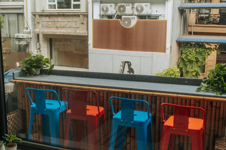 Private balcony · street-view bar
