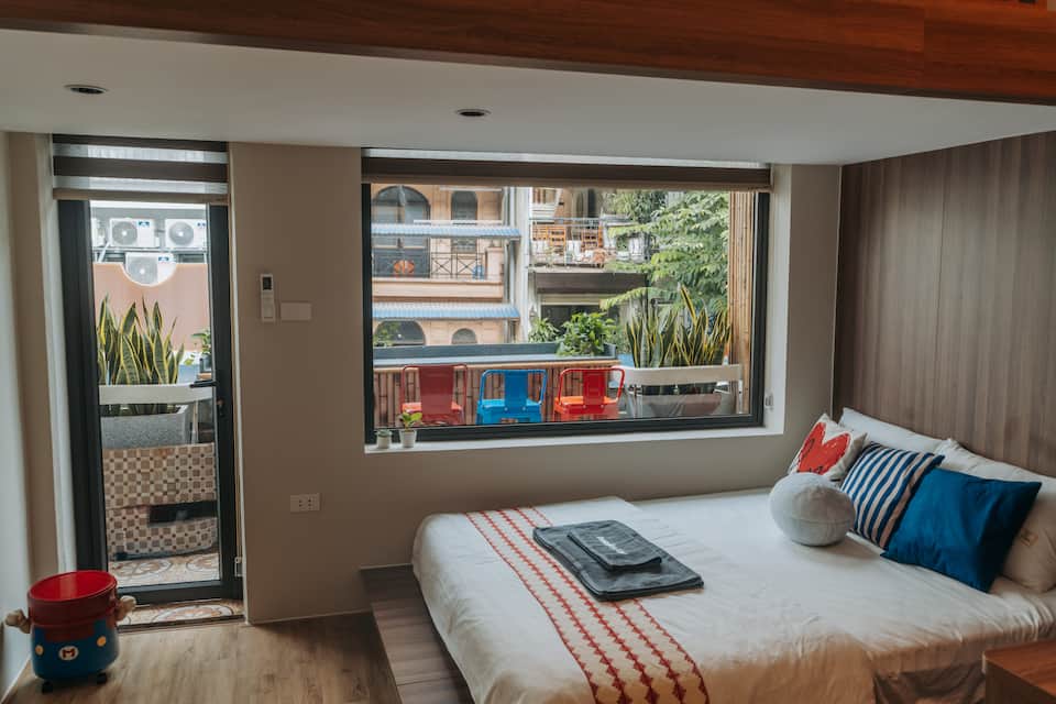 Bedroom · queen beds, street view